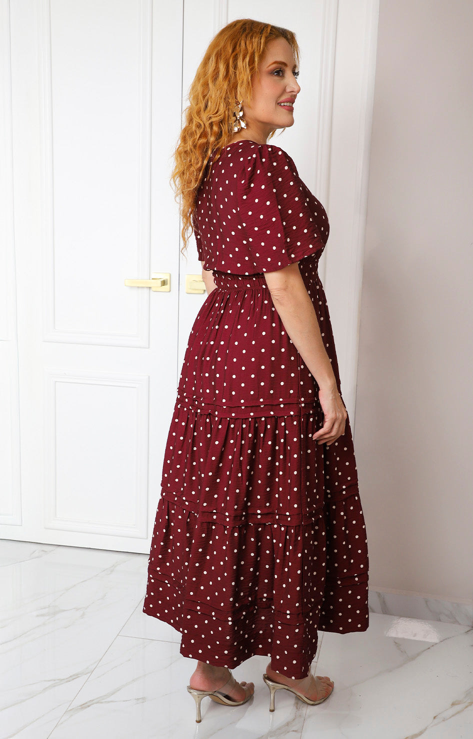 Vestido largo vino a lunares con escote en V