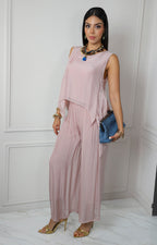 Conjunto rosa con blusa asimétrica