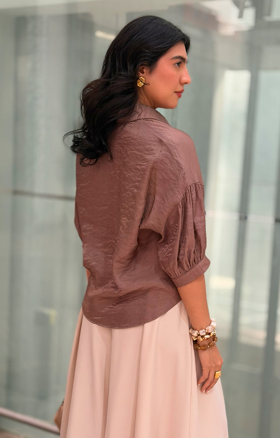 Blusa camisera con mangas globo y botones dorados