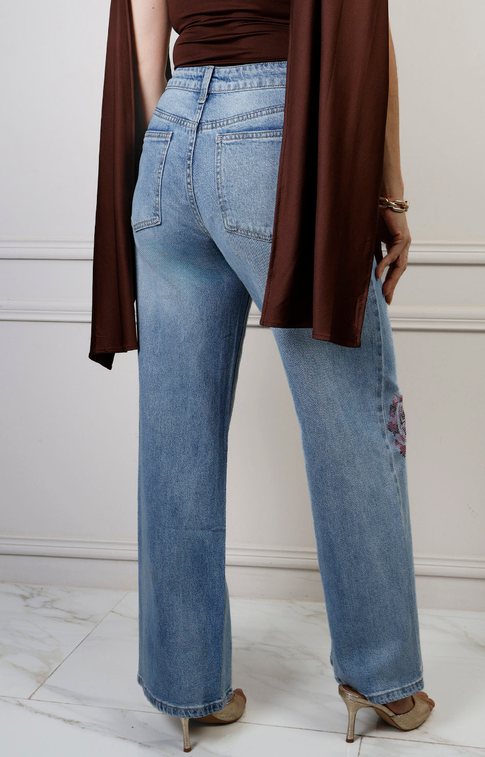 Pantalón regular azul de mezclilla con aplicaciones Boutiquemirel
