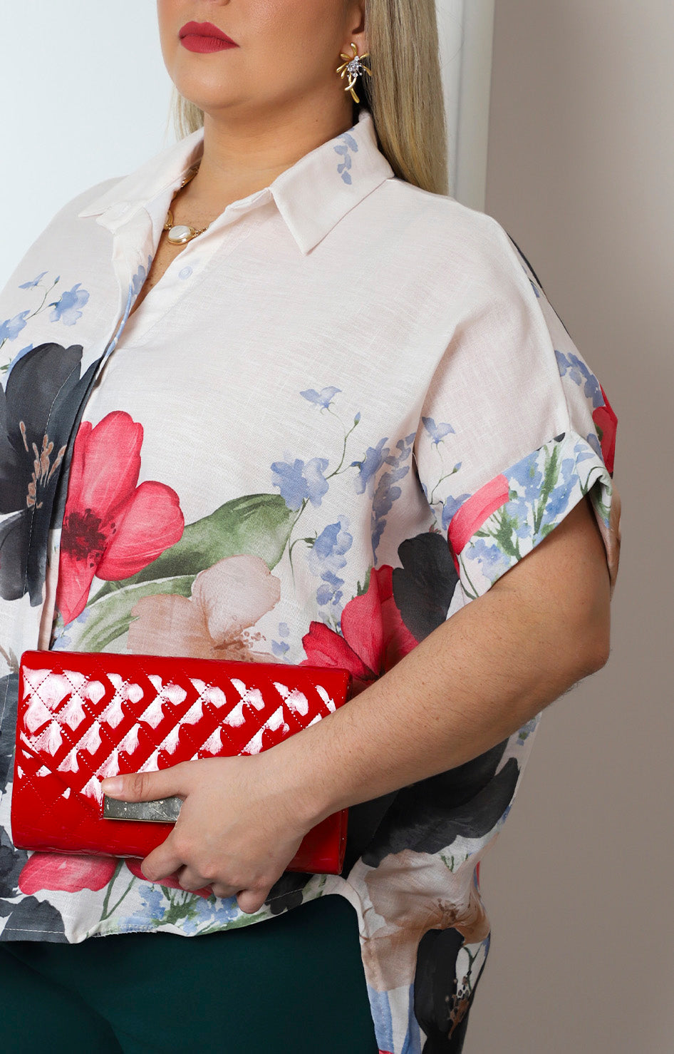Blusa beige camisera con estampado floral