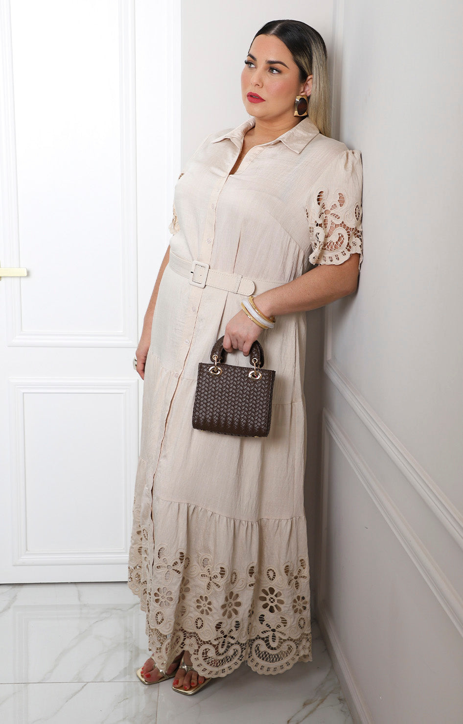 Vestido beige largo de guipur con cinturón