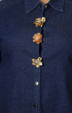 Blusa de mezclilla con flores decorativas