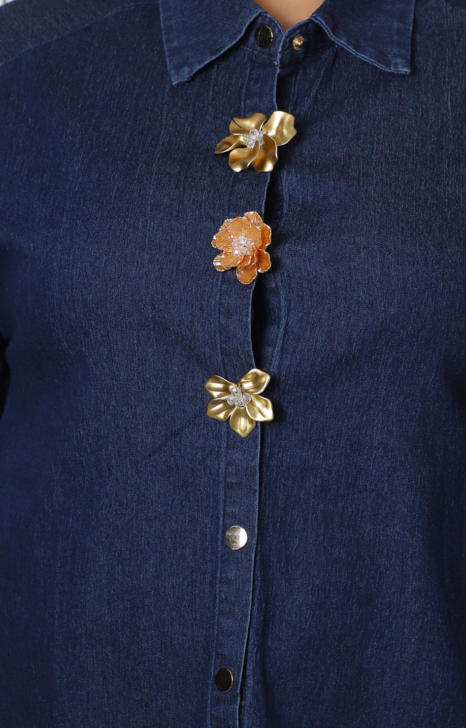 Blusa de mezclilla con flores decorativas