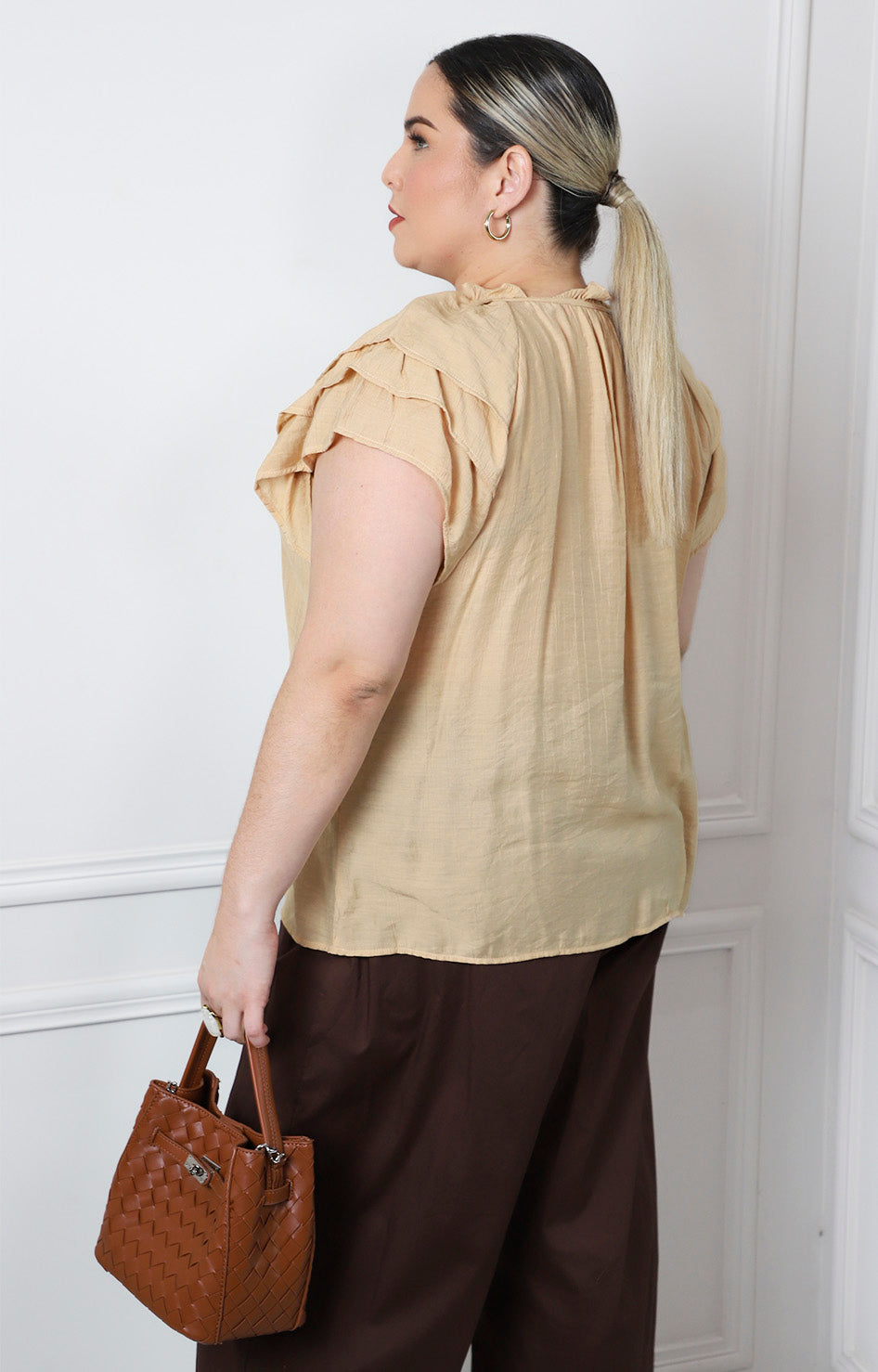 Blusa con olanes y lazo en el cuello