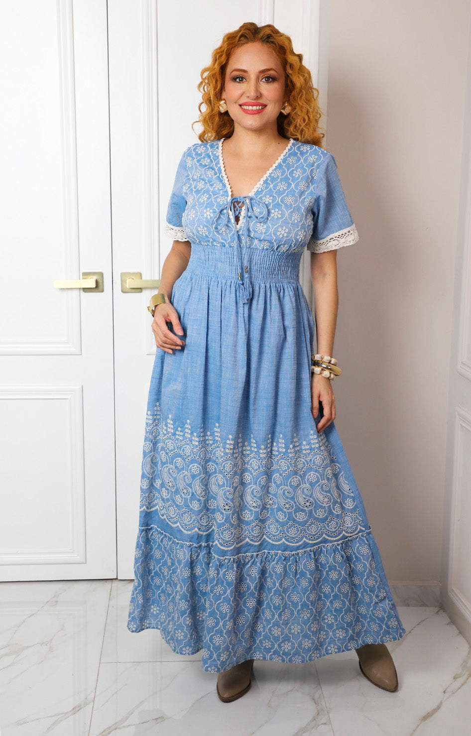 Vestido azul con bordado blanco