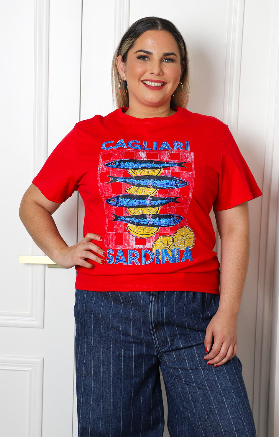 Blusa roja con aplicaciones brillantes