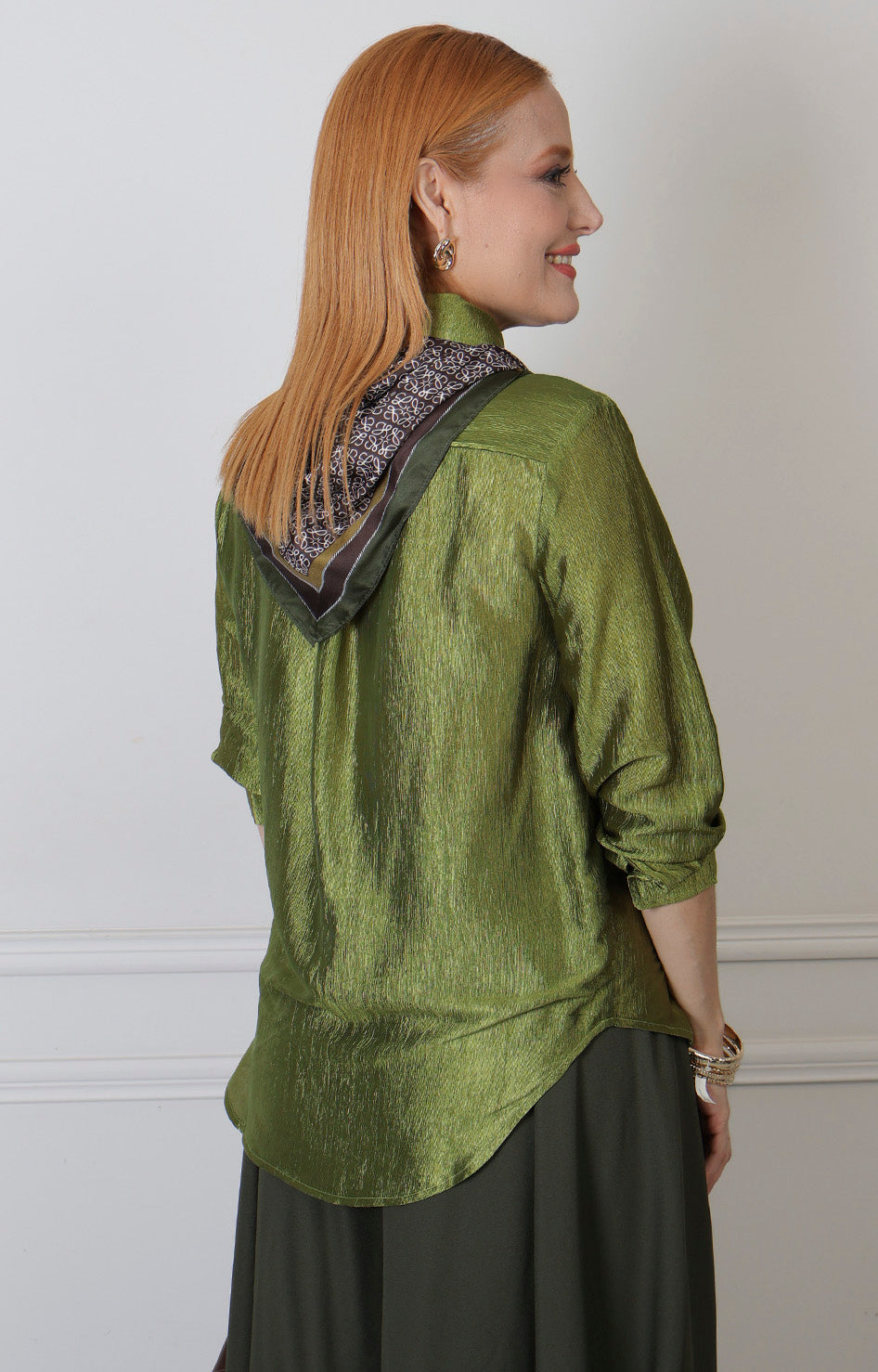 Blusa verde Boutiquemirel con cuello camisero, diseño regular de manga larga