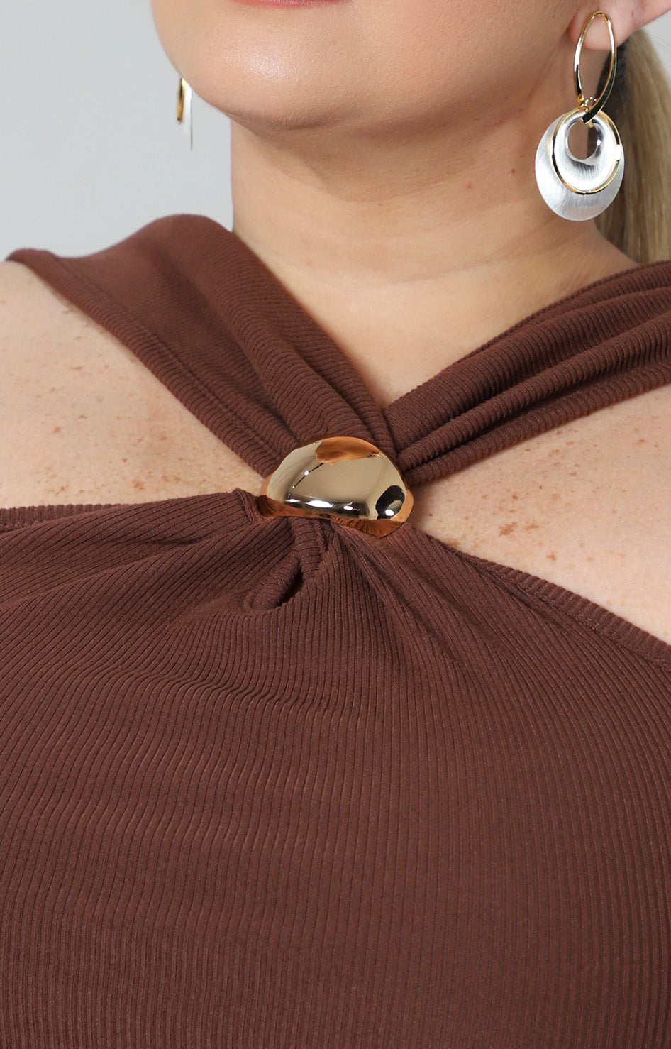 Blusa halter con detalle dorado