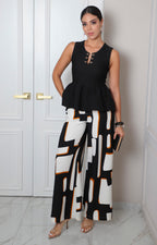 Blusa negra sin mangas de la marca Boutiquemirel con detalles dorados, estilo regular, vista frontal de la prenda.