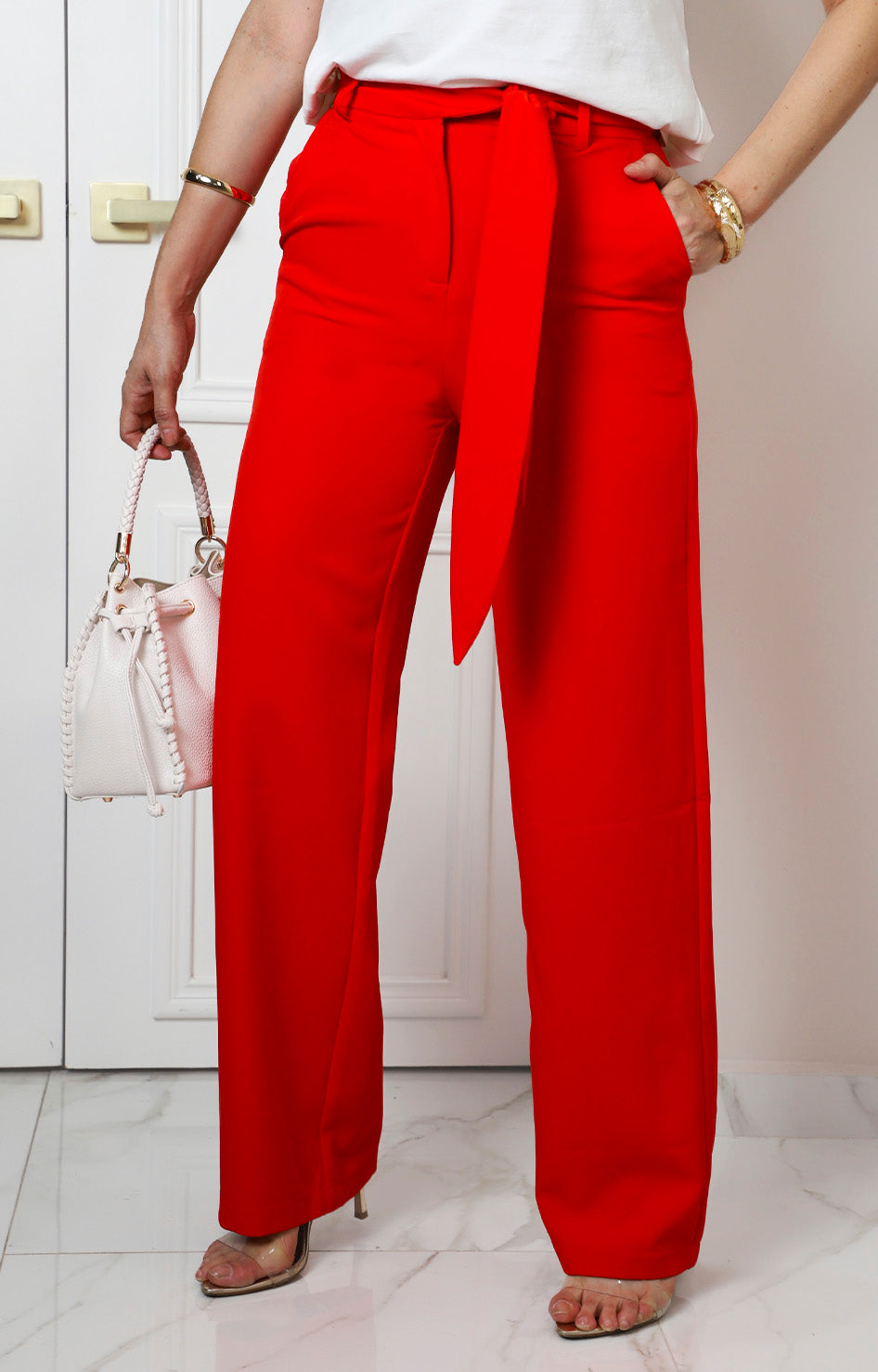 Pantalón rojo con cinturón