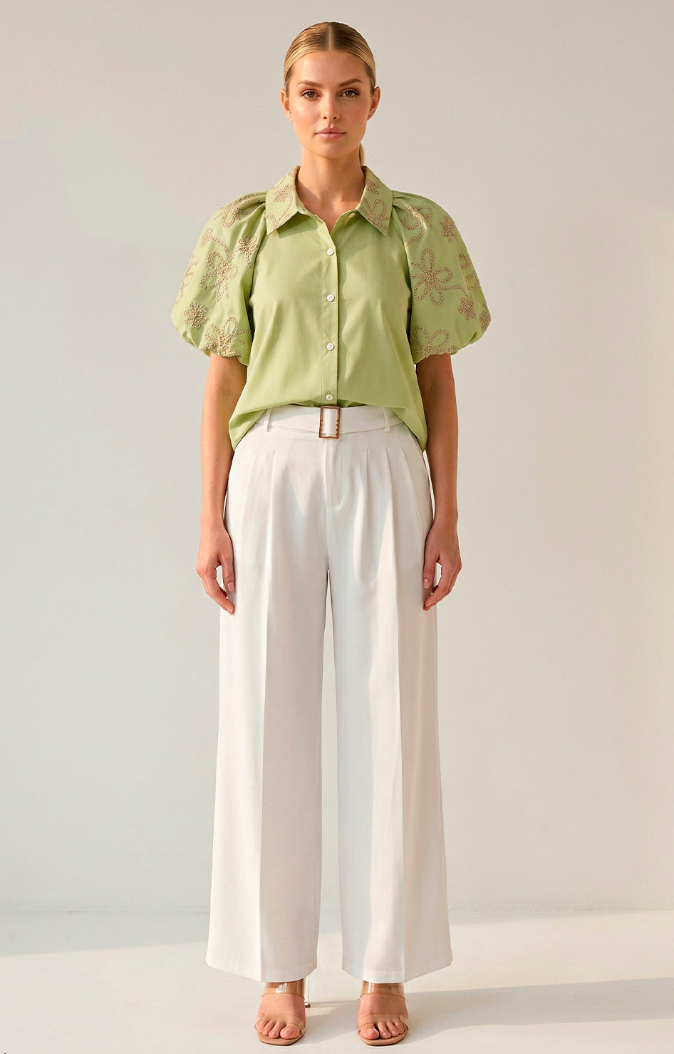 Blusa verde con mangas globo bordadas