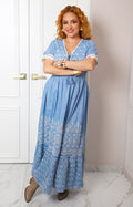 Vestido azul con bordado blanco