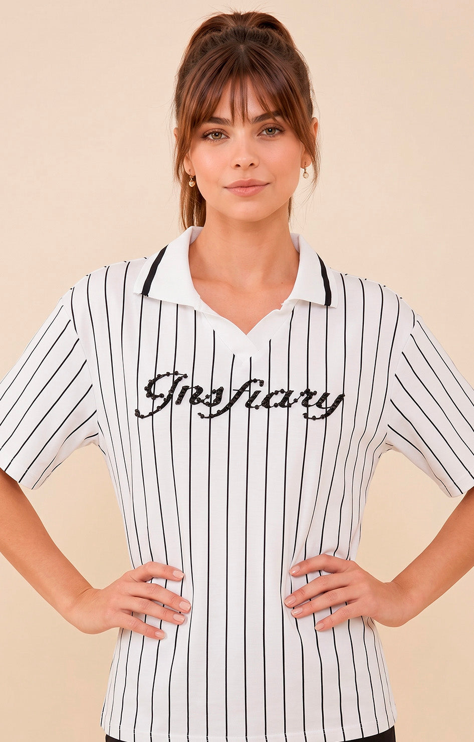Blusa regular Amanda con aplicaciones decorativas en la parte superior, tela suave y diseño elegante para uso casual o formal.