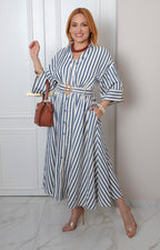 Vestido camisero corto a rayas con cinturón de la marca Boutiquemirel, con diseño de manga larga y cinturón en la cintura.