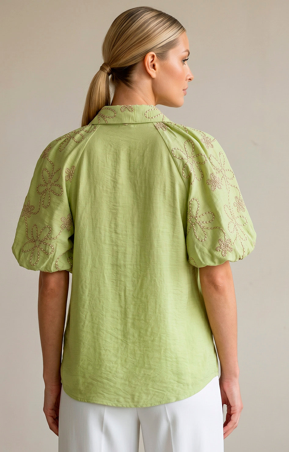 Blusa verde con mangas globo bordadas