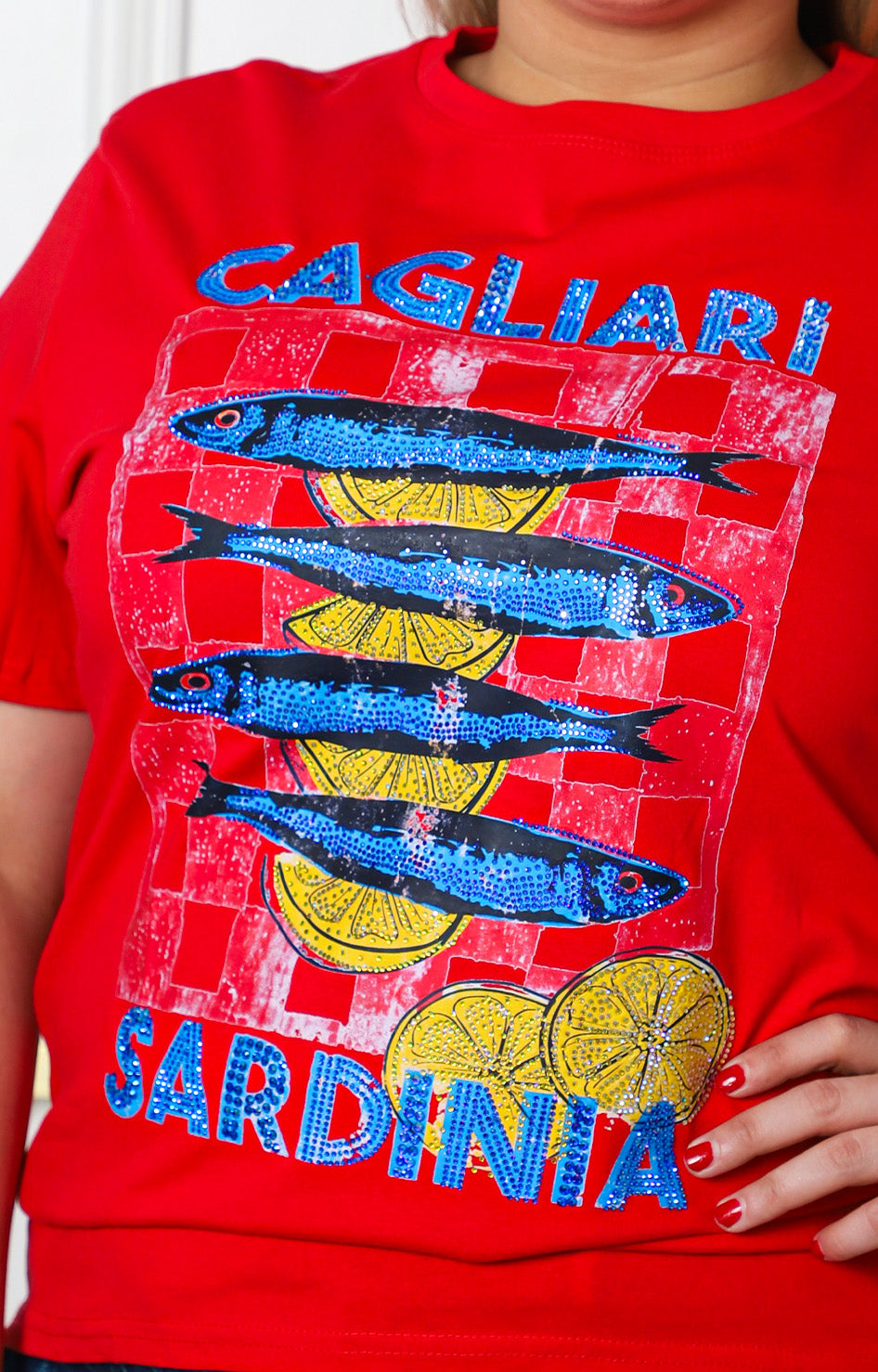 Blusa roja con aplicaciones brillantes