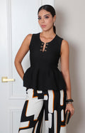 Blusa negra sin mangas de Boutiquemirel con detalle dorado en el frente, estilo regular y diseño elegante para ocasiones casuales.