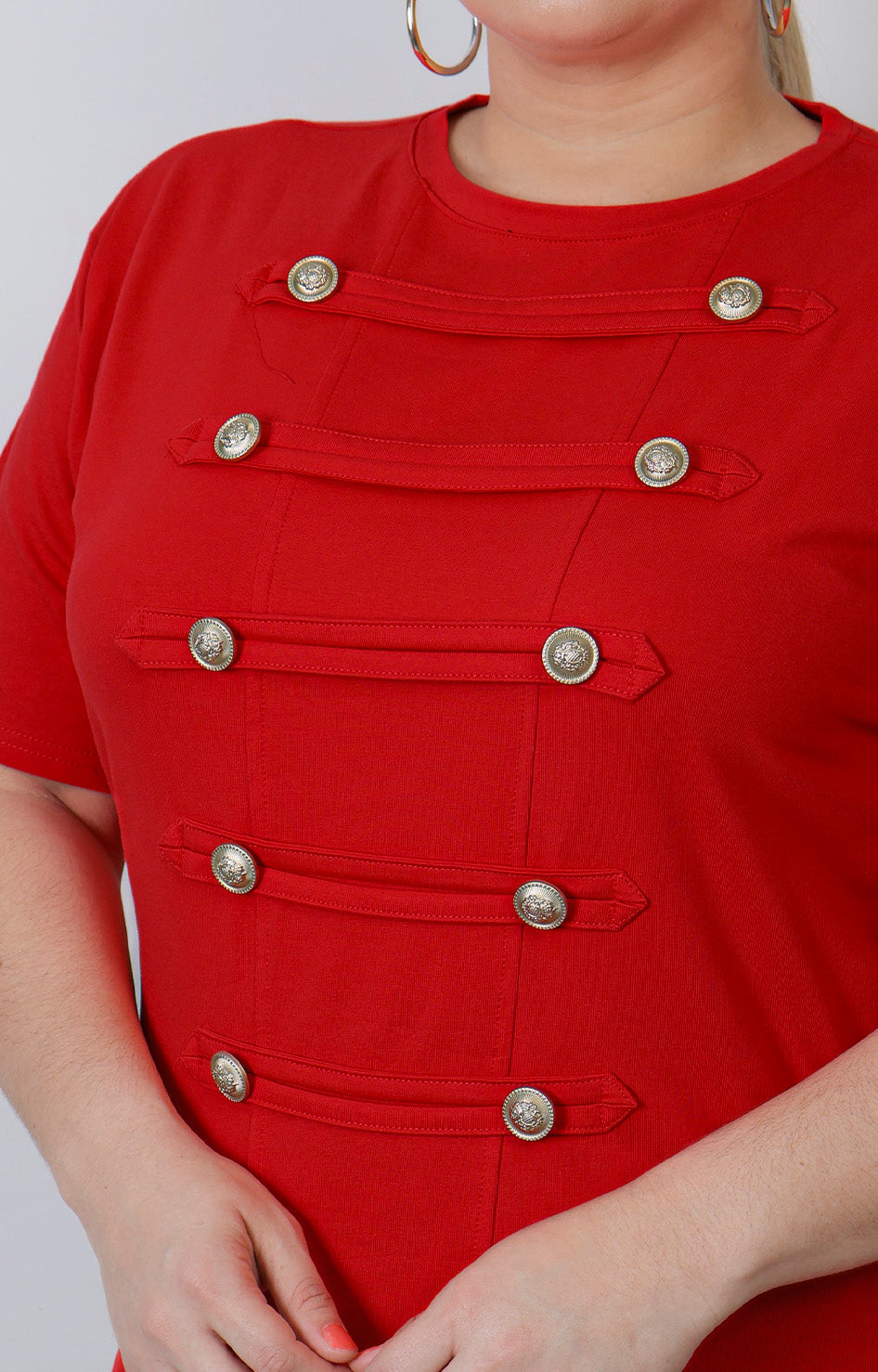 Blusa curvy Boutiquemirel con botones dorados y estilo militar, mostrando detalles en la parte frontal y manga larga.