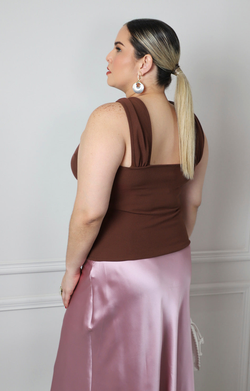 Blusa halter con detalle dorado