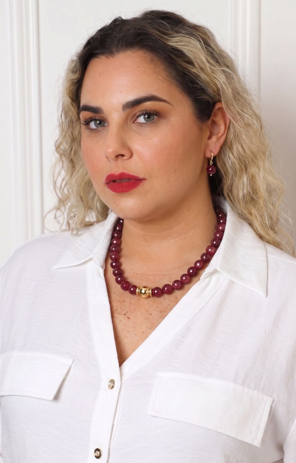 Set de collar y aretes con cuentas redondas y detalle dorado