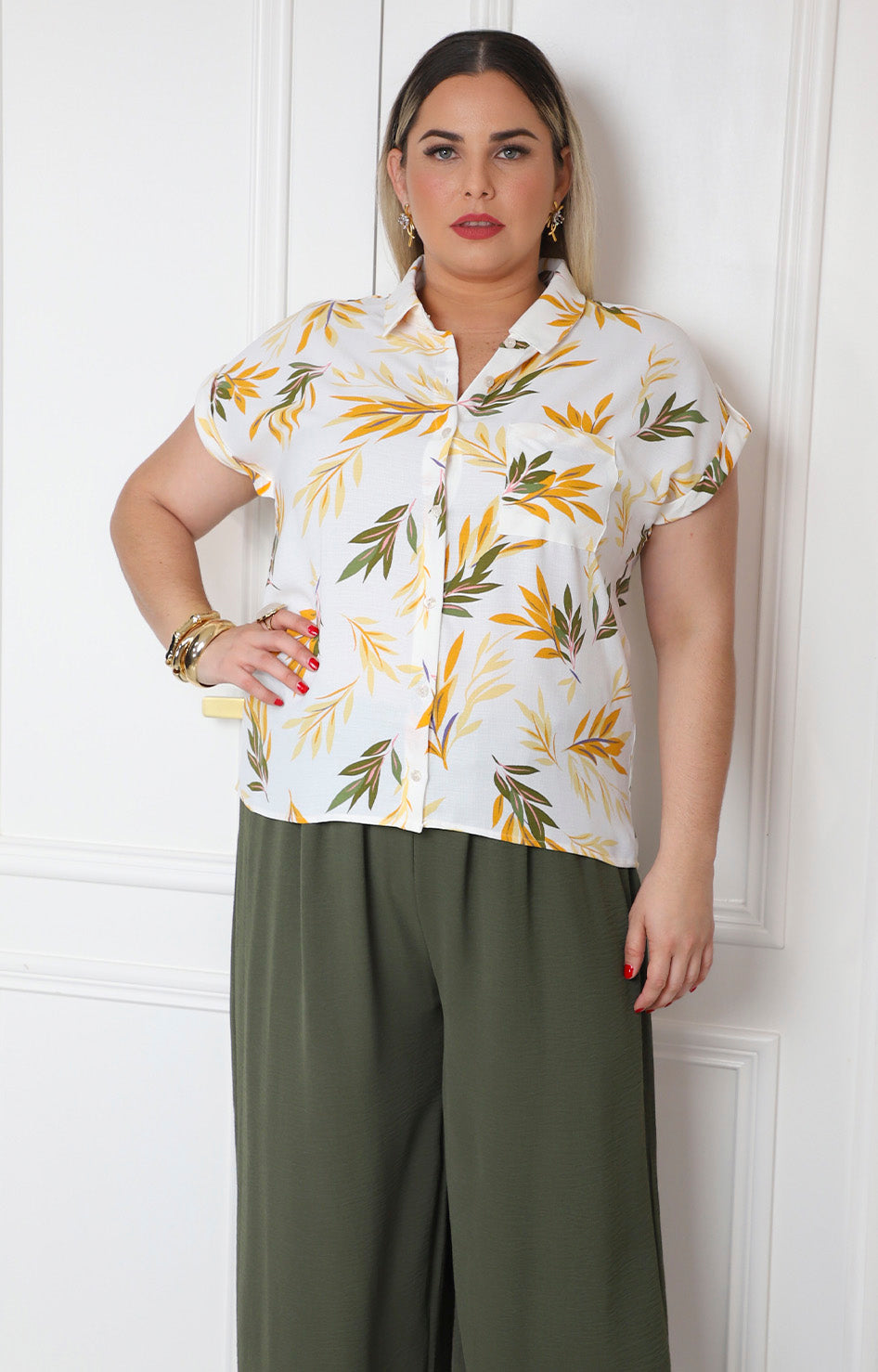 Blusa camisera con estampado de hojas