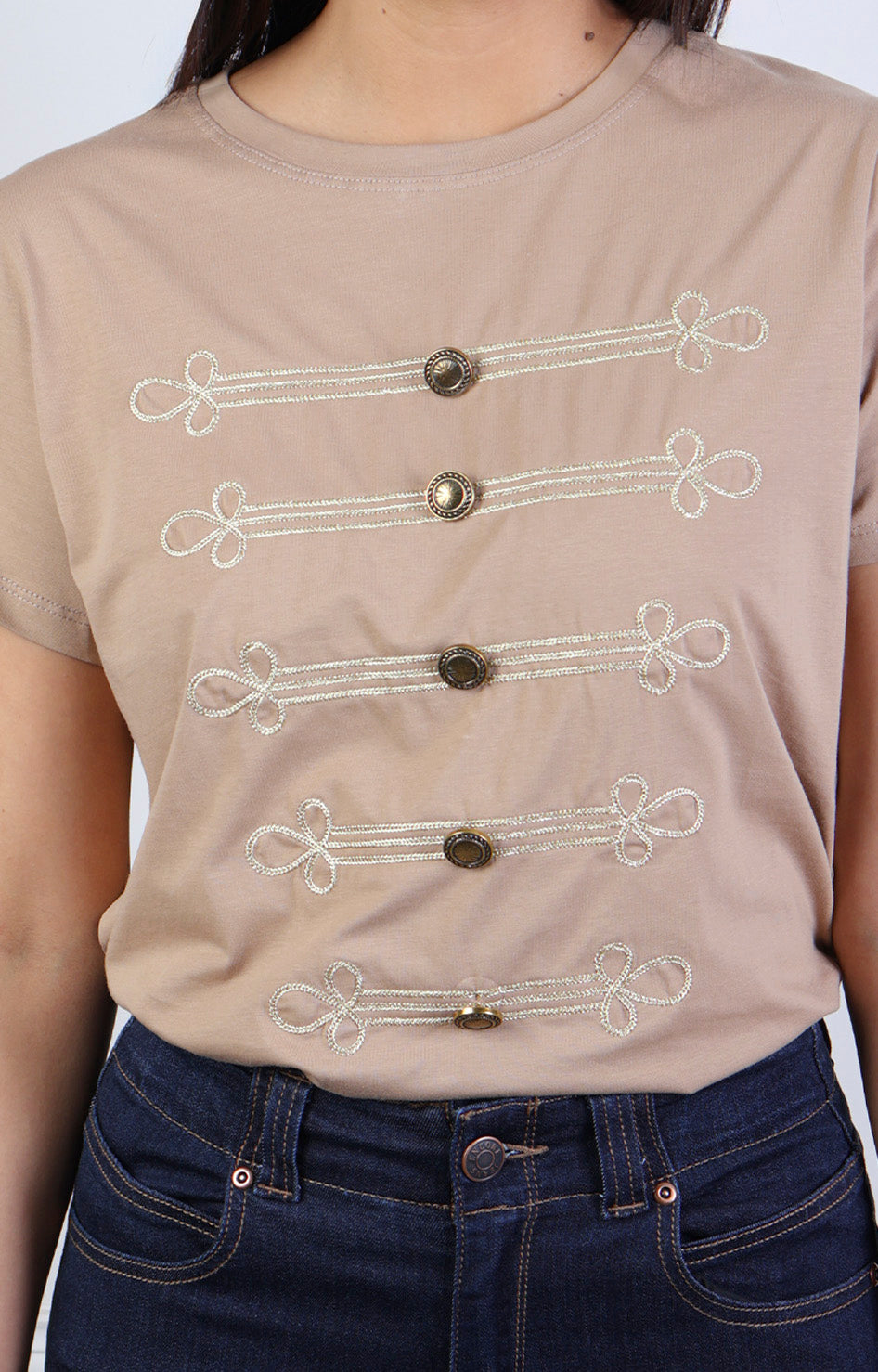 Blusa regular Boutiquemirel con detalles dorados y botones delanteros
