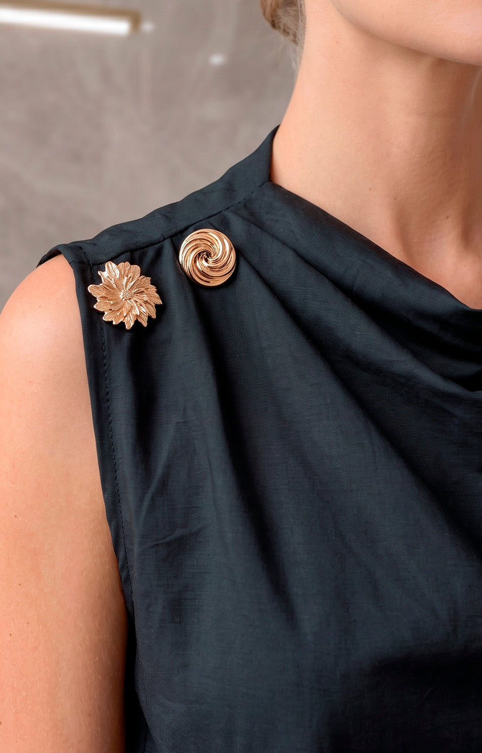 Blusa drapeada con detalles dorados