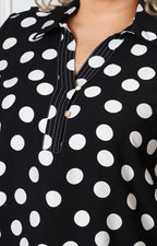 Blusa negra polka dots con escote en V
