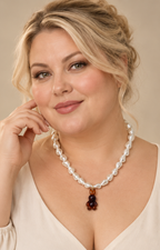 Collar de perlas con dije de piedras