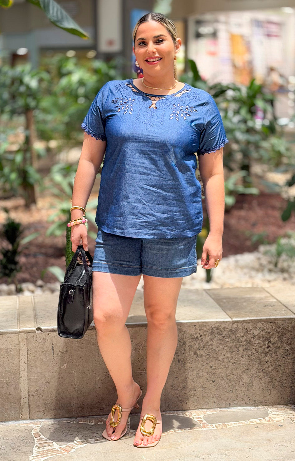 Blusa de mezclilla con bordado