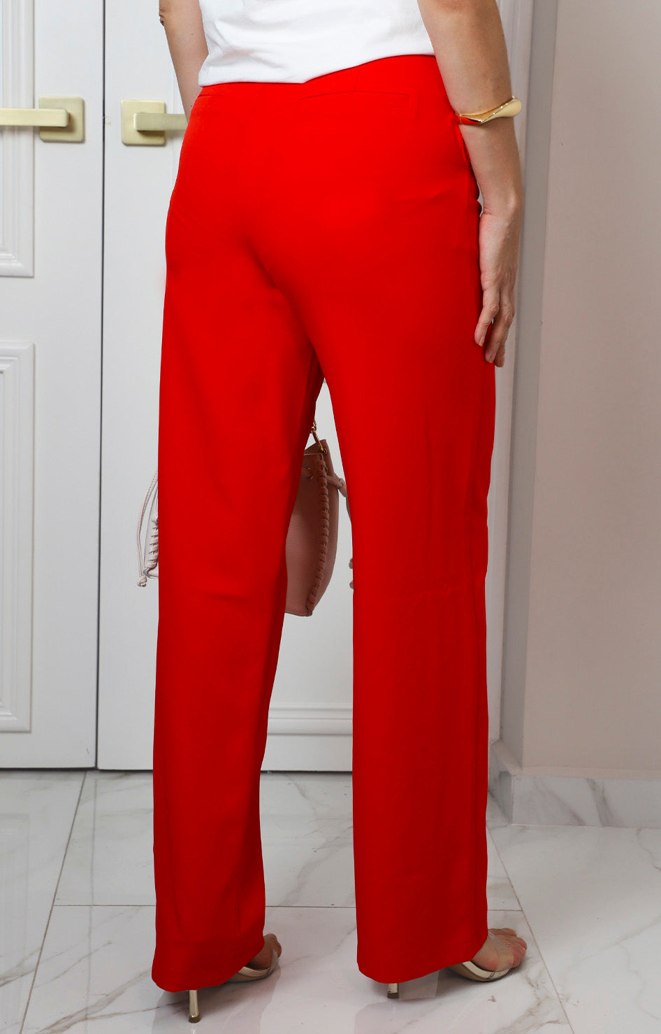 Pantalón rojo con cinturón