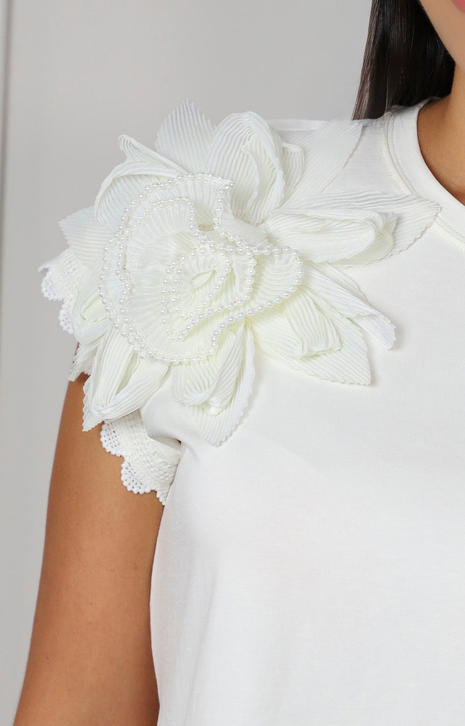 Blusa con detalle floral de encaje