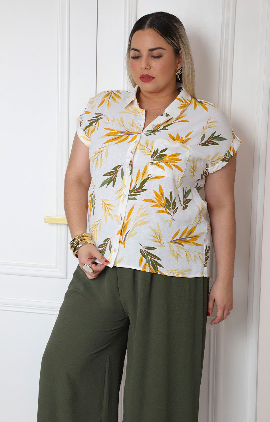 Blusa camisera con estampado de hojas