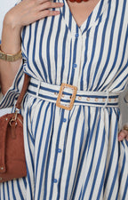 Vestido camisero corto a rayas con cinturón de la marca Boutiquemirel, con cuello y manga larga, en tonos azules y blancas.