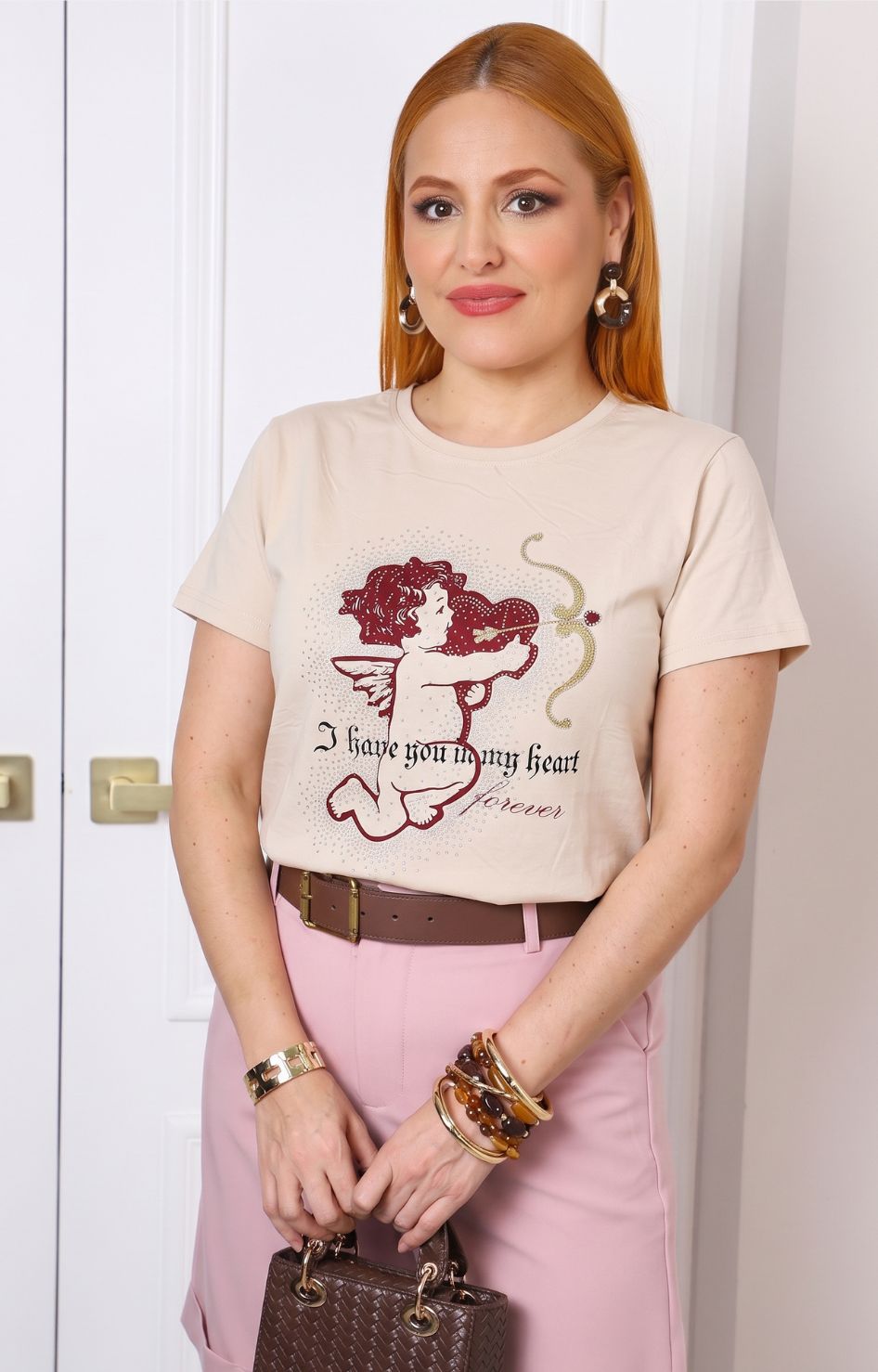 Blusa con estampado de cupido y aplicaciones