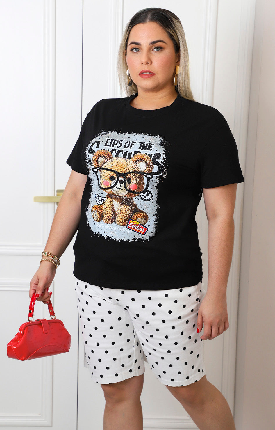 Blusa negra con estampado de osito y aplicaciones