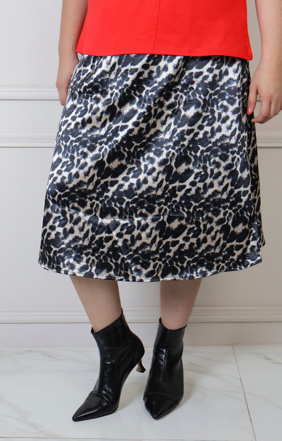 Falda midi de estampado animal print para mujer, estilo curvy, de la marca Boutiquemirel, con corte elegante y moderno.