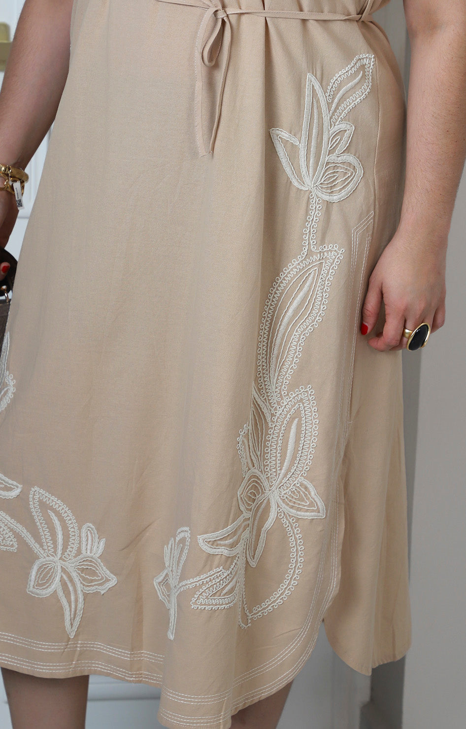 Vestido con bordado floral