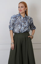 Blusa animal print de Boutiquemirel con cuello de moño, corte regular y diseño estampado leopardado