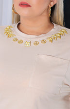 Blusa lisa con aplicaciones