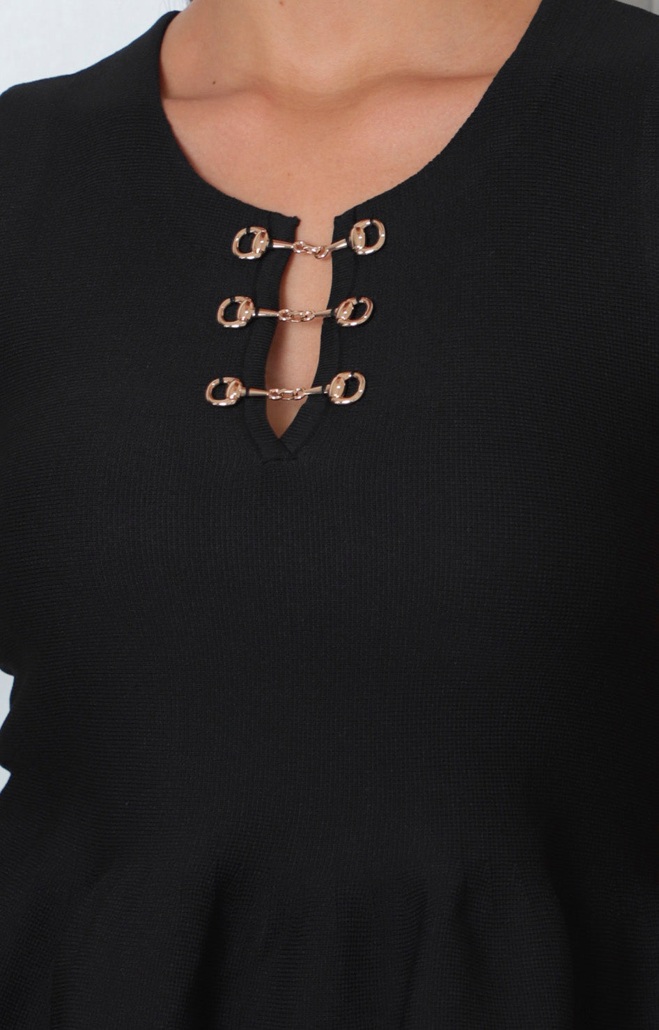 Blusa negra sin mangas de Boutiquemirel con detalle dorado en el cuello y estilo regular, vista frontal.