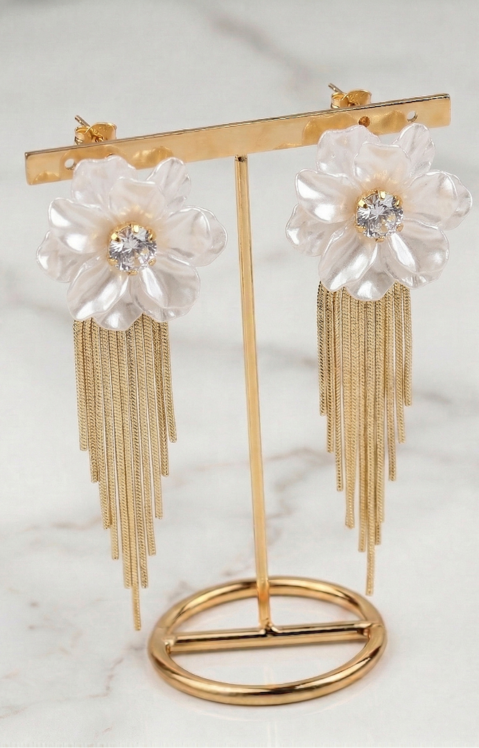 Aretes Flor Nácar con Flecos Dorados - ARETE Boutiquemirel 