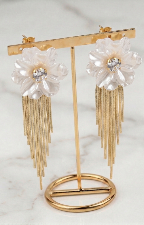 Aretes Flor Nácar con Flecos Dorados - ARETE Boutiquemirel 