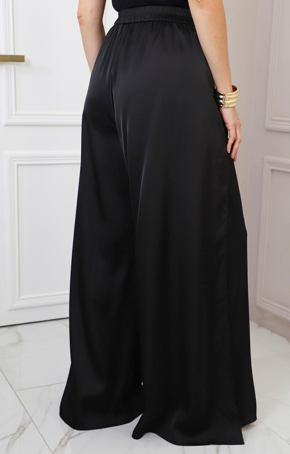 Pantalón negro con apertura lateral