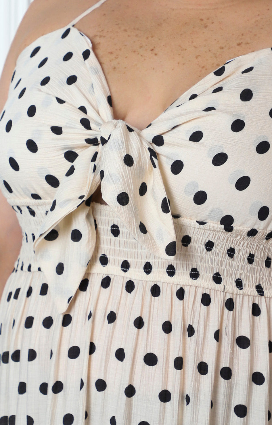 Vestido largo beige con estampado polka dots