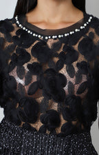 Blusa negra con encaje floral
