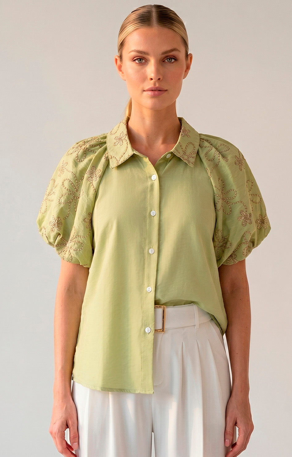 Blusa verde con mangas globo bordadas