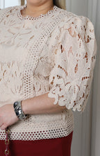Blusa de guipur con mangas 3/4