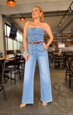 Pantalones palazzo largos de mezclilla sin tirantes con cinturón, de la marca LC Lizette, en color azul claro.